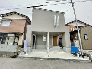白山市坂尻町へ　　未入居一戸建ての外観
